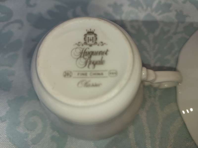 A VINTAGE COLLECTION OF 3 CUPS AND 4 SAUCERS HUGENUENOT ROYAL CLASSIC