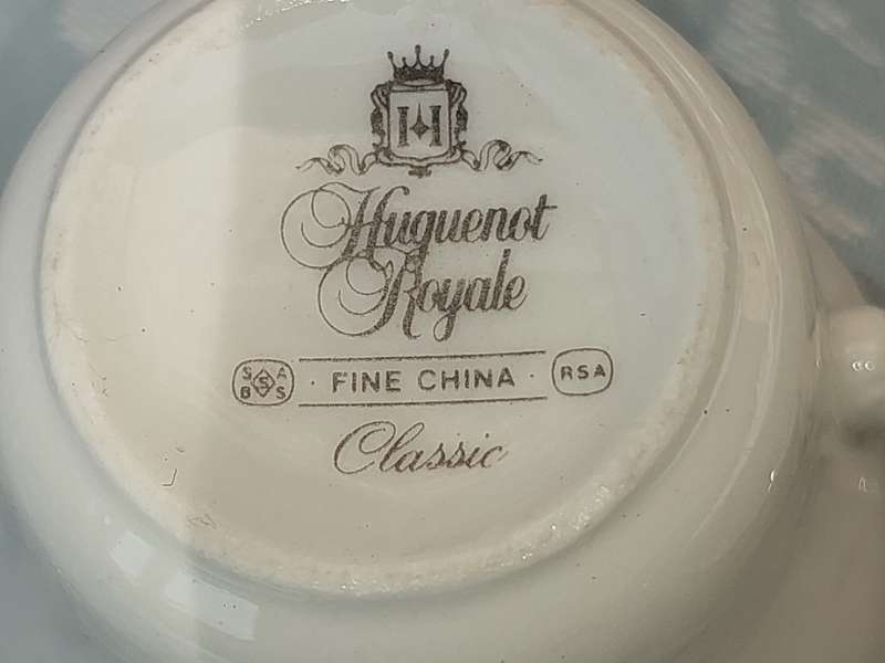 A VINTAGE COLLECTION OF 3 CUPS AND 4 SAUCERS HUGENUENOT ROYAL CLASSIC