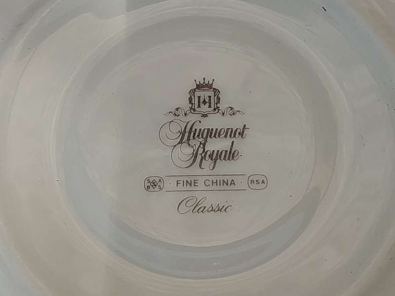 A VINTAGE COLLECTION OF 3 CUPS AND 4 SAUCERS HUGENUENOT ROYAL CLASSIC
