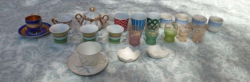 A COLLECTION JOBLOT CROCKERY AND CUPS