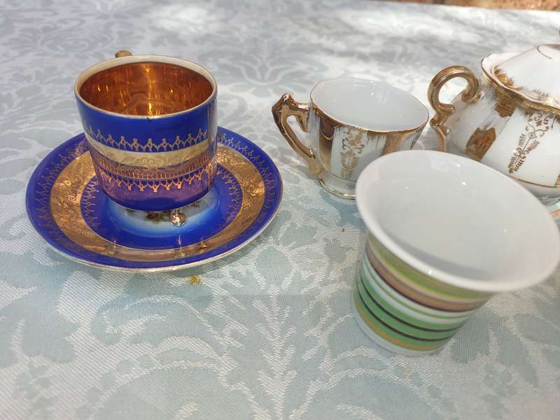 A COLLECTION JOBLOT CROCKERY AND CUPS