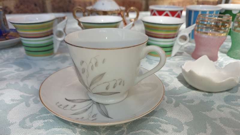 A COLLECTION JOBLOT CROCKERY AND CUPS