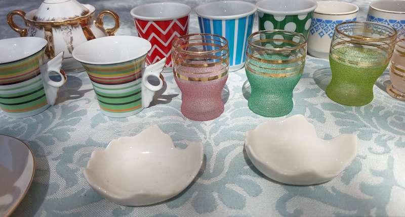 A COLLECTION JOBLOT CROCKERY AND CUPS