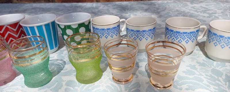 A COLLECTION JOBLOT CROCKERY AND CUPS
