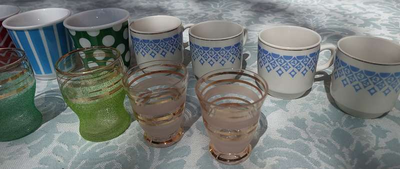 A COLLECTION JOBLOT CROCKERY AND CUPS