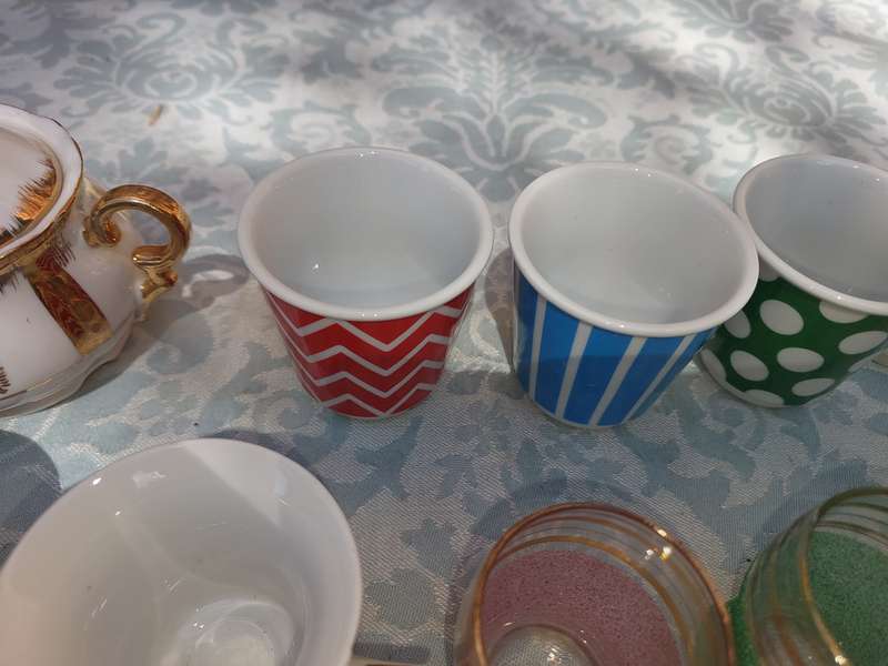 A COLLECTION JOBLOT CROCKERY AND CUPS