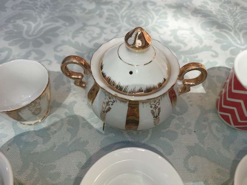 A COLLECTION JOBLOT CROCKERY AND CUPS