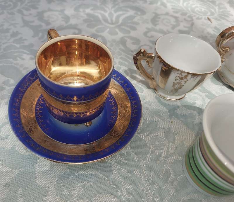 A COLLECTION JOBLOT CROCKERY AND CUPS