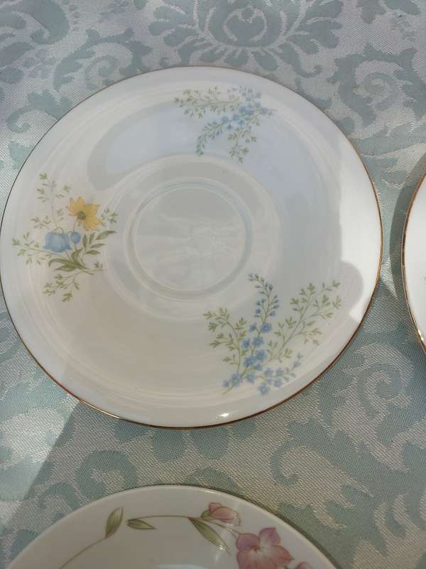 A COLLECTION OF 4 SAUCERS SOLD AS IS