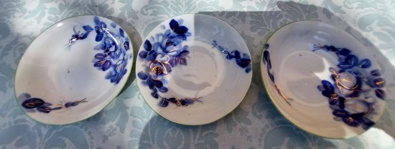 A COLLECTION OF 3 ART DECOR SAUCERS