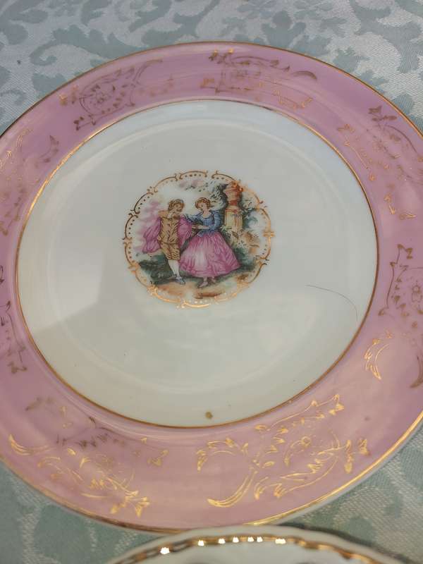 A COLLECTION OF FRENCH STYLE ARISTOCRAT DESIGN PLATES SOLD AS IS