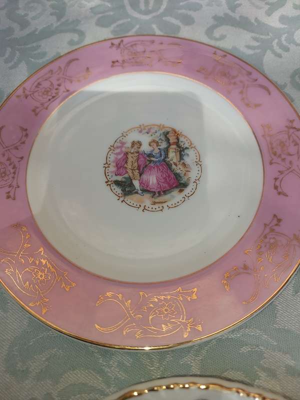 A COLLECTION OF FRENCH STYLE ARISTOCRAT DESIGN PLATES SOLD AS IS