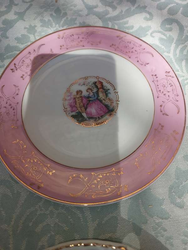 A COLLECTION OF FRENCH STYLE ARISTOCRAT DESIGN PLATES SOLD AS IS