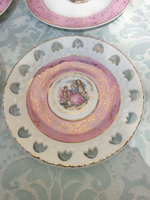 A COLLECTION OF FRENCH STYLE ARISTOCRAT DESIGN PLATES SOLD AS IS