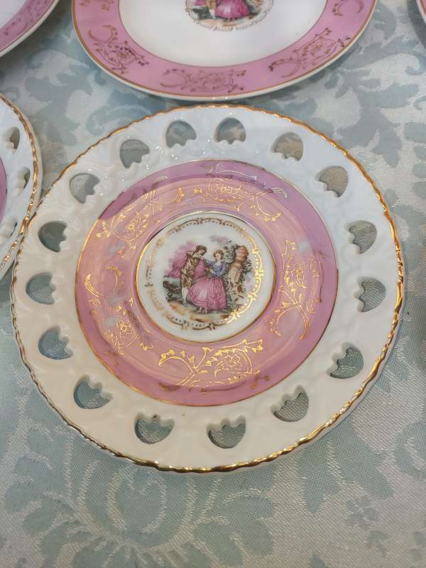 A COLLECTION OF FRENCH STYLE ARISTOCRAT DESIGN PLATES SOLD AS IS
