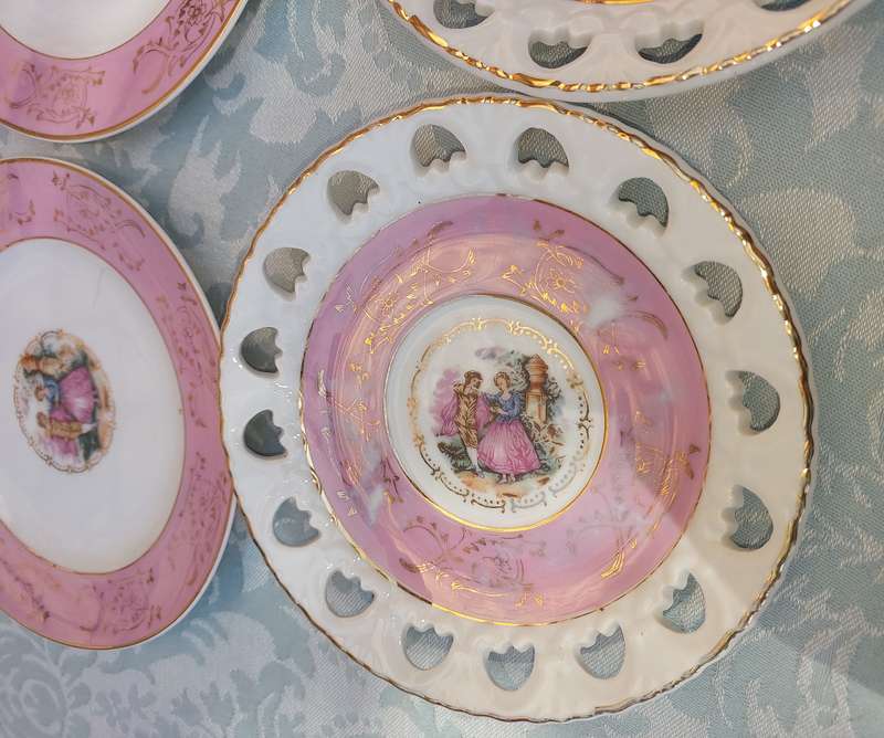 A COLLECTION OF FRENCH STYLE ARISTOCRAT DESIGN PLATES SOLD AS IS