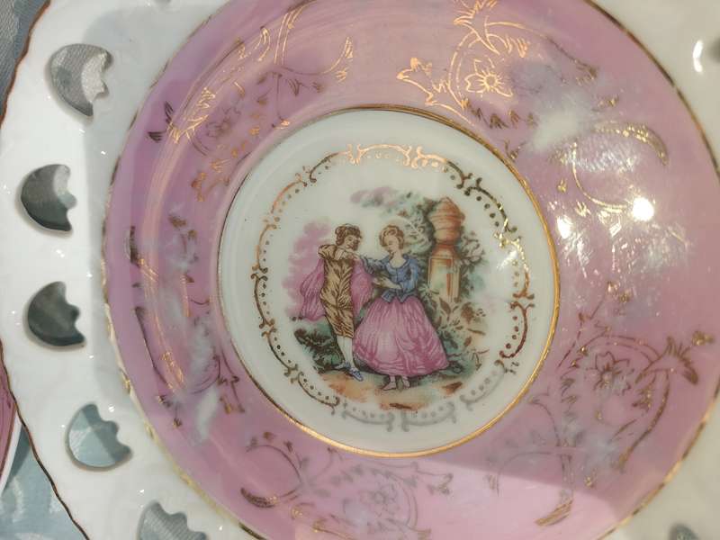 A COLLECTION OF FRENCH STYLE ARISTOCRAT DESIGN PLATES SOLD AS IS