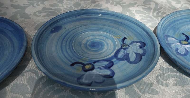 A  COLLECTION OF 4 BLUE CERAMIC DESERT PLATES