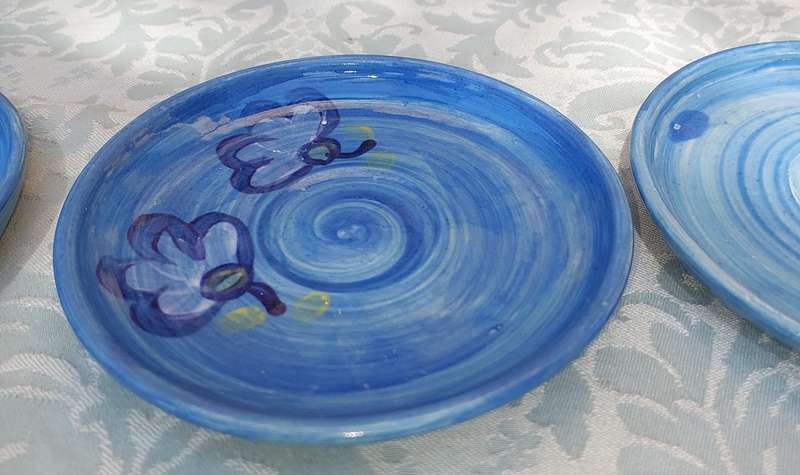 A  COLLECTION OF 4 BLUE CERAMIC DESERT PLATES