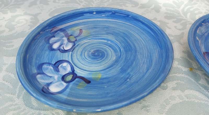 A  COLLECTION OF 4 BLUE CERAMIC DESERT PLATES