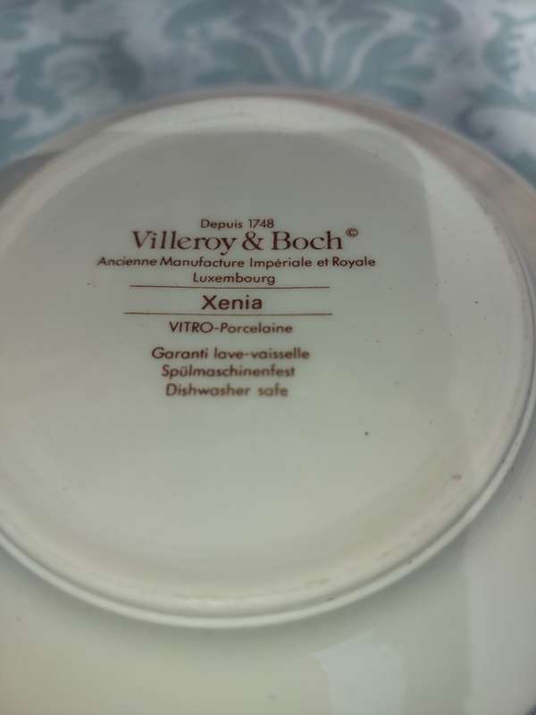 A VINTAGE SET OF 2 VILLEROY & BOCK DESERT BOWLS XENIA