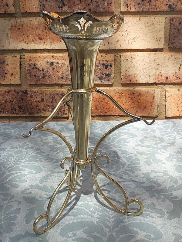 AN ORNATE BRASS FLOWER VASE AND STAND
