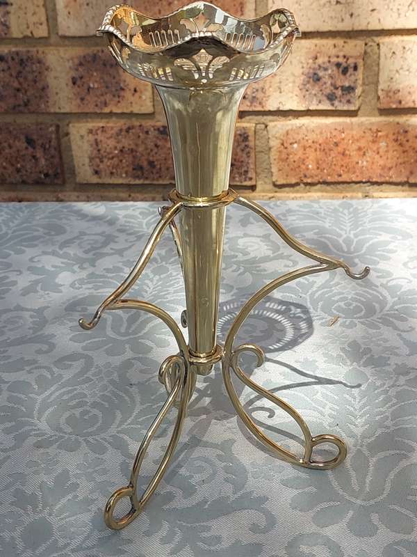 AN ORNATE BRASS FLOWER VASE AND STAND