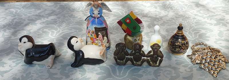 A COLLECTION OF FIGURINES AND ORNAMENTS