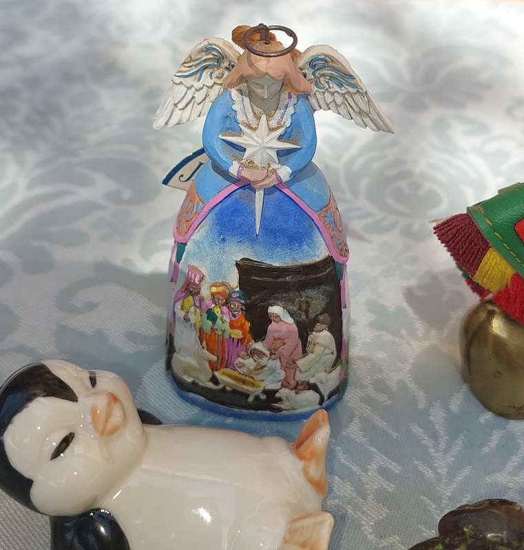 A COLLECTION OF FIGURINES AND ORNAMENTS