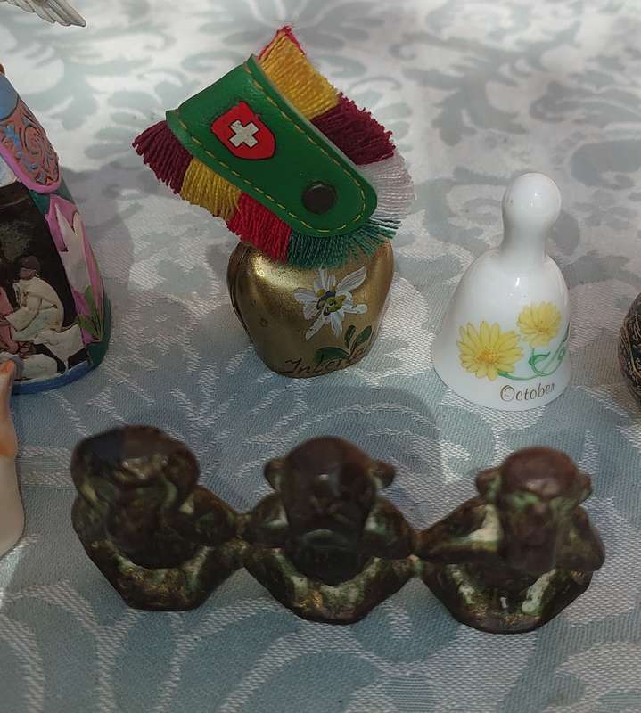 A COLLECTION OF FIGURINES AND ORNAMENTS