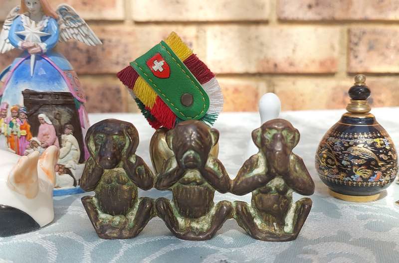 A COLLECTION OF FIGURINES AND ORNAMENTS
