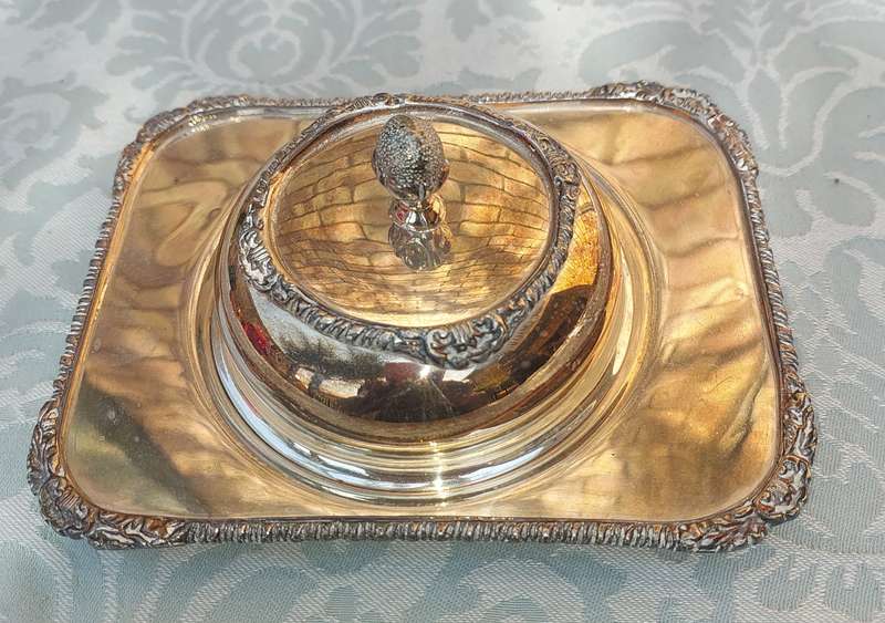A VICTORIAN BUTTER DISH WITH A GLASS INSERT