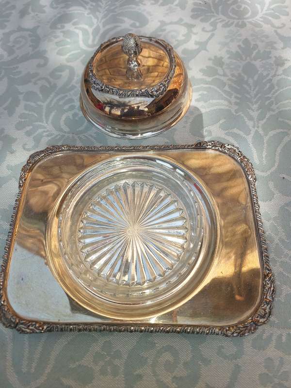 A VICTORIAN BUTTER DISH WITH A GLASS INSERT