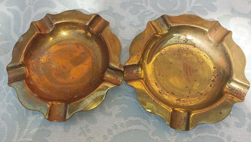 A SET OF 2 BRASS ASHTRAYS SOLD AS IS
