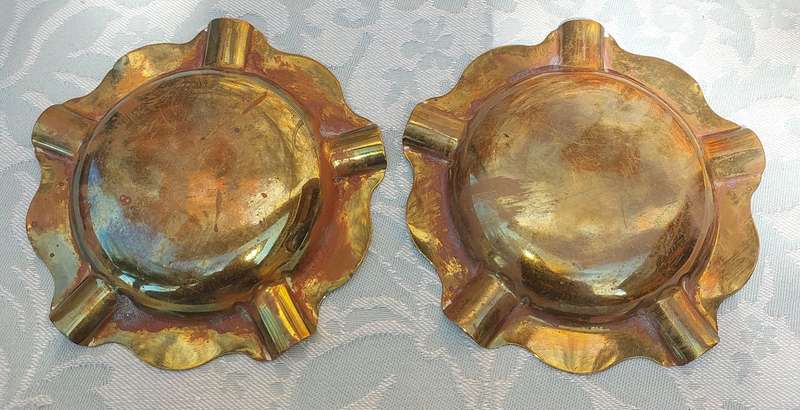 A SET OF 2 BRASS ASHTRAYS SOLD AS IS