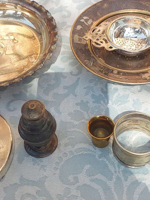 A COLLECTION OF VINTAGE SILVER PLATED KITCHENALIA