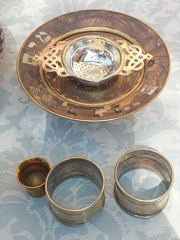 A COLLECTION OF VINTAGE SILVER PLATED KITCHENALIA