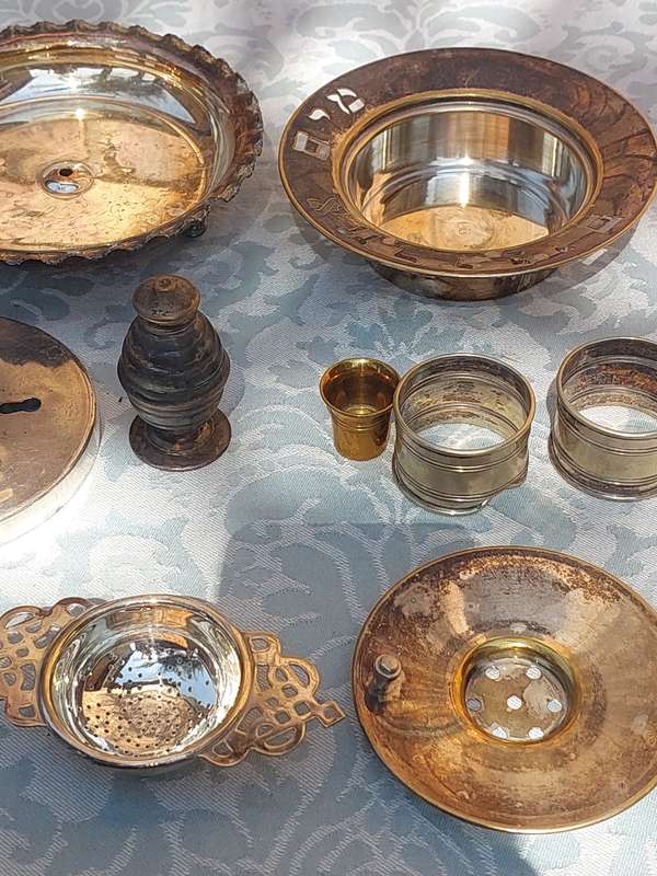 A COLLECTION OF VINTAGE SILVER PLATED KITCHENALIA