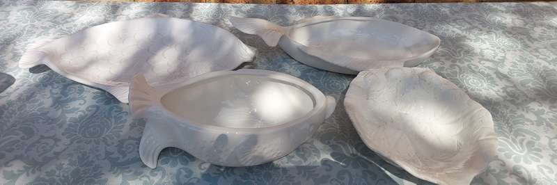 A COLLECTION OF 4 WHITE PORCELAIN FISH DESIGN SERVING PLATTERS
