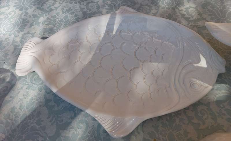 A COLLECTION OF 4 WHITE PORCELAIN FISH DESIGN SERVING PLATTERS