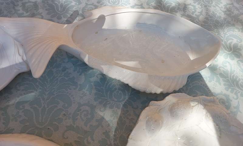 A COLLECTION OF 4 WHITE PORCELAIN FISH DESIGN SERVING PLATTERS