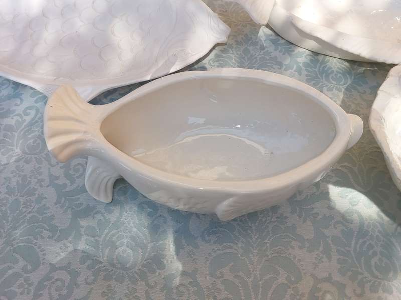 A COLLECTION OF 4 WHITE PORCELAIN FISH DESIGN SERVING PLATTERS