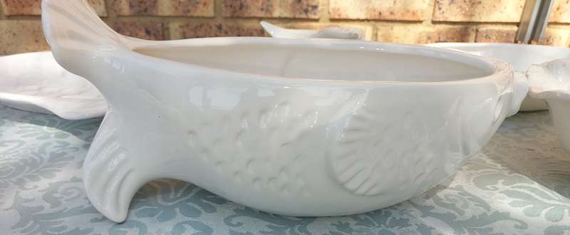 A COLLECTION OF 4 WHITE PORCELAIN FISH DESIGN SERVING PLATTERS