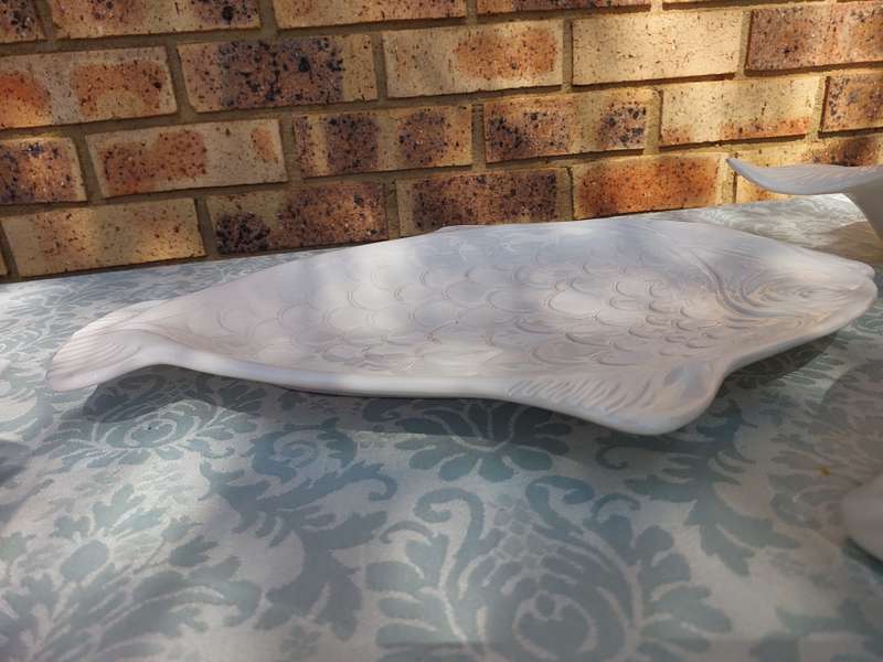 A COLLECTION OF 4 WHITE PORCELAIN FISH DESIGN SERVING PLATTERS