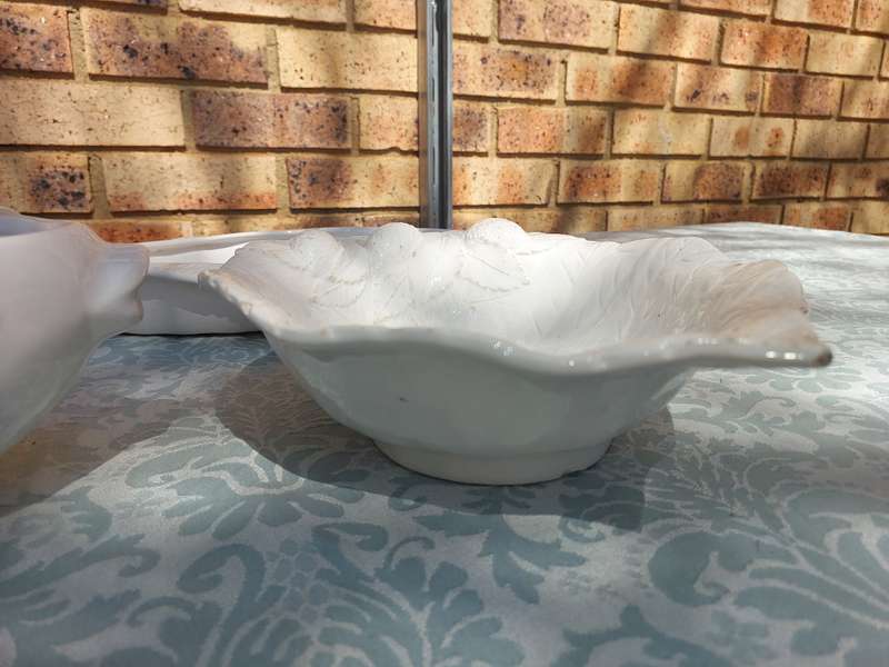 A COLLECTION OF 4 WHITE PORCELAIN FISH DESIGN SERVING PLATTERS