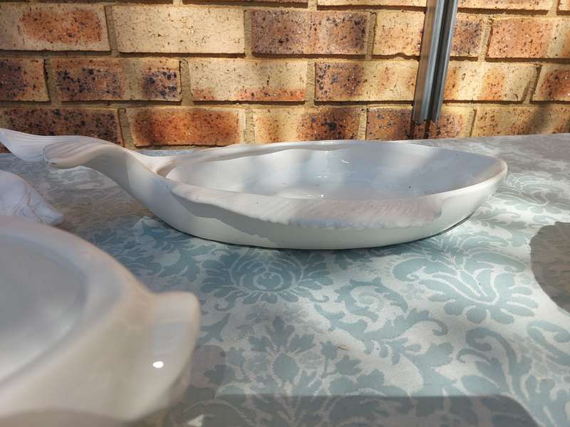A COLLECTION OF 4 WHITE PORCELAIN FISH DESIGN SERVING PLATTERS