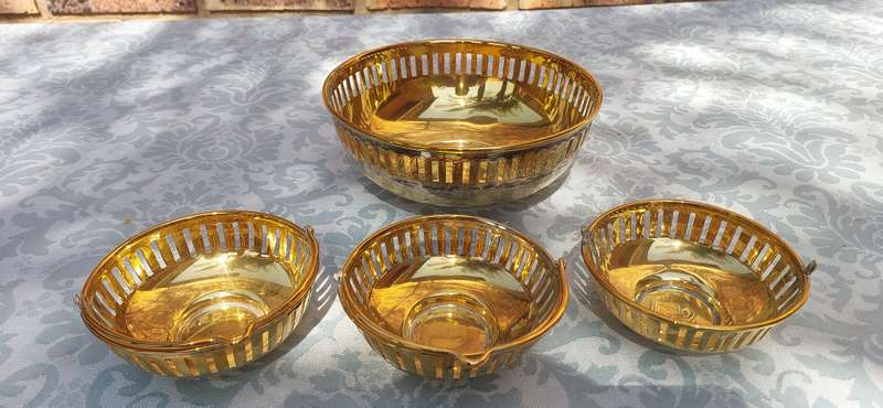 A SET OF 4 SWEAT SERVING BASKETS