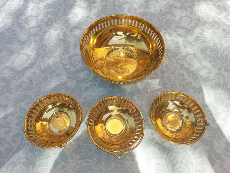 A SET OF 4 SWEAT SERVING BASKETS