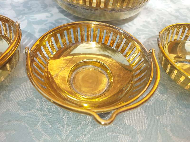 A SET OF 4 SWEAT SERVING BASKETS