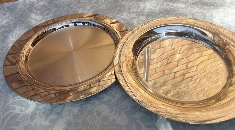 A SINGLE SETTING DINNER STAINLESS STEEL CHROME PLATE AND BASE TRAY
